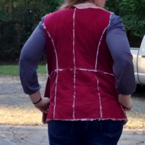 Crimson suede vest with faux fur lining - Picture 7 of 7